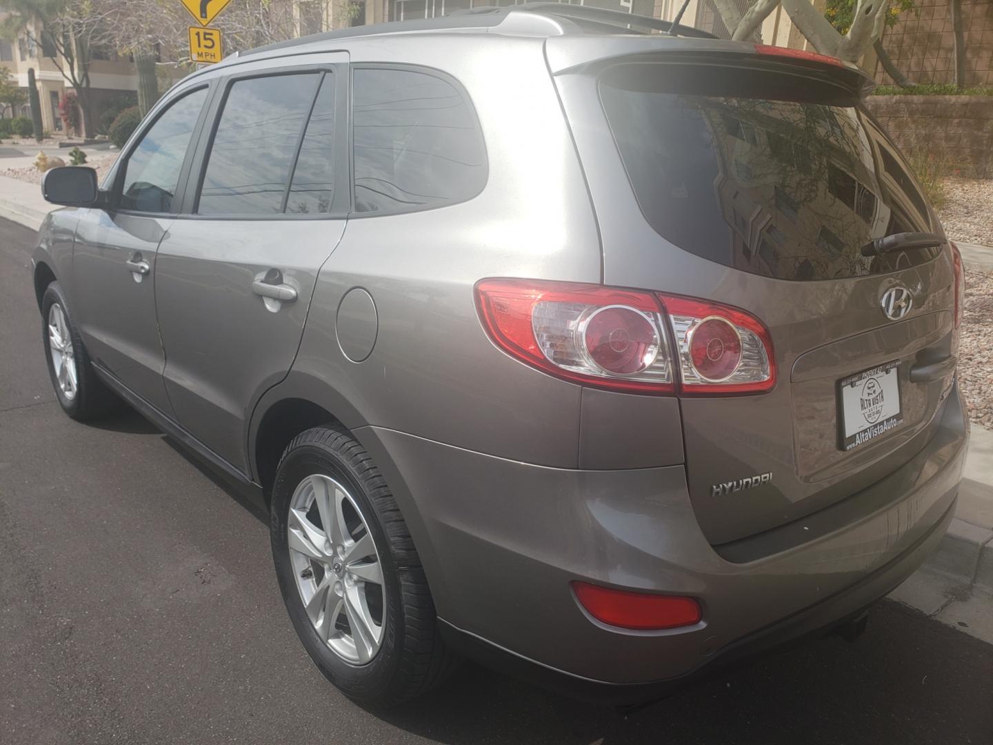 2011 gray /gray Hyundai Santa Fe SE (5XYZH4AG2BG) with an 3.5L V6 DOHC 24V engine, 6-Speed Automatic transmission, located at 323 E Dunlap Ave., Phoenix, AZ, 85020, (602) 331-9000, 33.567677, -112.069000 - 2011 Hyundai Santa Fe SE,......A Must See!! No accidents, Ice cold AC. The car is gorgeous inside and out. Power windows, Power door locks, Stereo/cd/mp3 Player, Phone sync, Bluetooth, Satellite compatible, Beautiful gray interior with gray leather seats in near perfect condition, Incredible gas mil - Photo#5